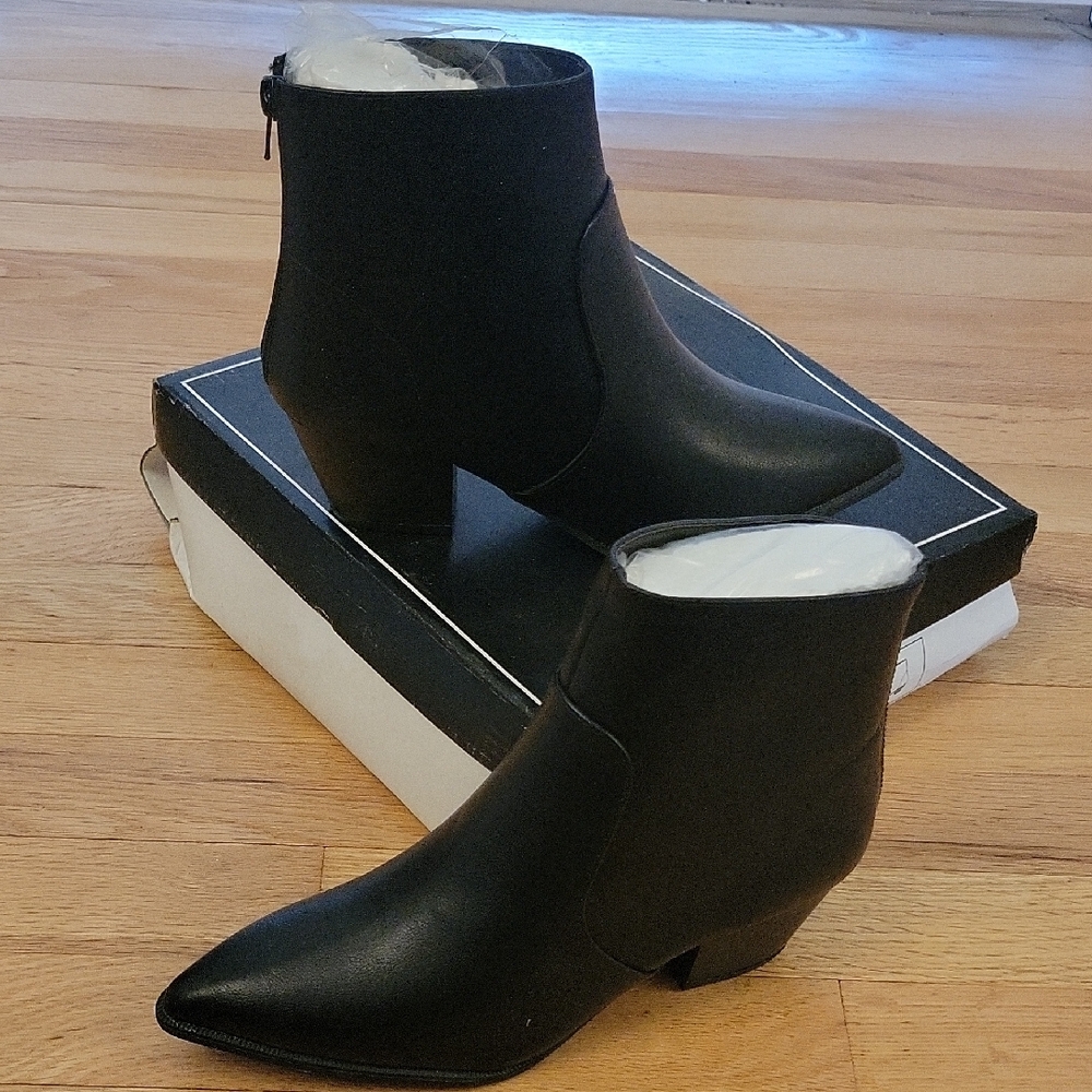 Qupid Black Ankle Boots with Pointed Toe and Zipper Closure